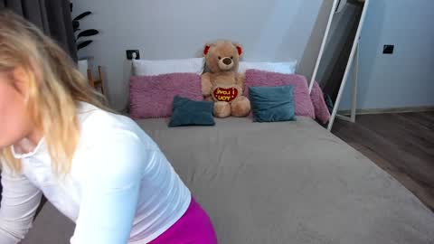 Snapshot of amymilson chatting on December 4, 3:21 pm amymilson online show from December 4, 3:21 pm