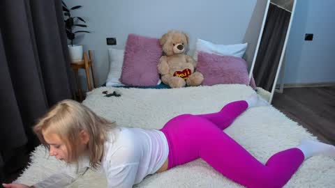 Snapshot of amymilson chatting on December 19, 7:18 pm amymilson online show from December 19, 7:18 pm