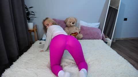 Snapshot of amymilson chatting on December 19, 10:21 pm amymilson online show from December 19, 10:21 pm