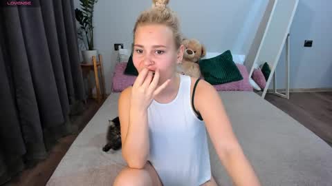 Snapshot of amymilson chatting on March 3, 4:35 pm amymilson online show from March 3, 4:35 pm