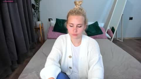 Snapshot of amymilson chatting on March 3, 7:39 pm amymilson online show from March 3, 7:39 pm