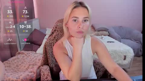 Snapshot of amymilson chatting on October 23, 10:25 am amymilson online show from October 23, 10:25 am