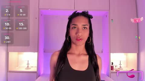 anaacollins_ online show from November 15, 11:40 am