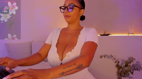 Snapshot of anahi_ryan chatting on December 3, 12:16 pm Ana online show from December 3, 12:16 pm