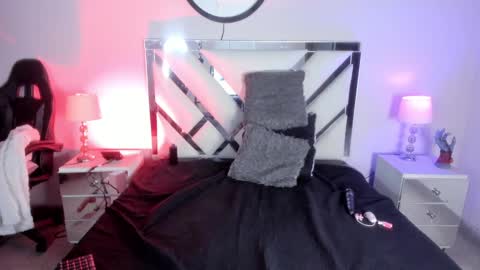 Anah Jones online show from January 19, 7:15 pm