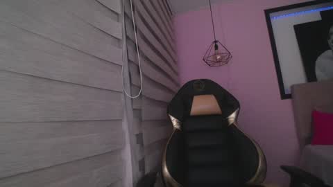 Andrea Ramos online show from December 3, 9:00 am