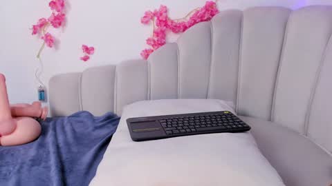 Snapshot of andrearoux chatting on December 5, 5:50 pm Andrea online show from December 5, 5:50 pm