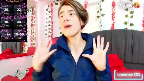 Snapshot of andres992563 chatting on December 15, 12:53 pm Alann online show from December 15, 12:53 pm