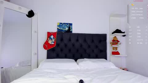 Snapshot of andrew_magic chatting on December 8, 1:02 am --- online show from December 8, 1:02 am