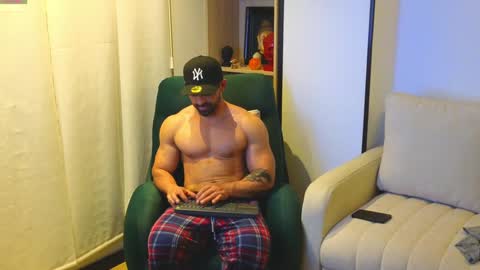 Snapshot of andrewfame chatting on December 6, 5:42 am Andrew online show from December 6, 5:42 am