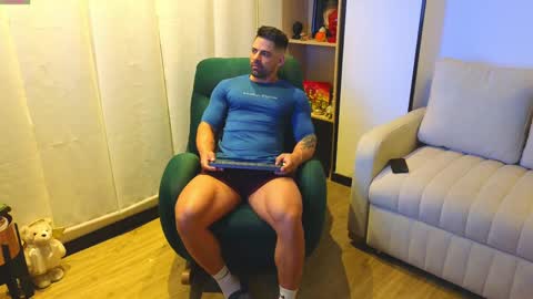 Snapshot of andrewfame chatting on December 7, 2:53 am Andrew online show from December 7, 2:53 am