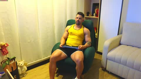 Snapshot of andrewfame chatting on December 8, 2:18 am Andrew online show from December 8, 2:18 am