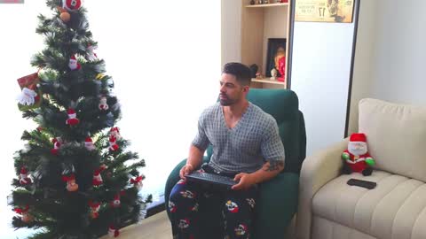 Snapshot of andrewfame chatting on December 11, 1:49 pm Andrew online show from December 11, 1:49 pm