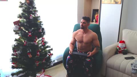 Snapshot of andrewfame chatting on December 11, 4:53 pm Andrew online show from December 11, 4:53 pm