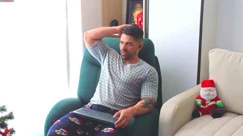 Snapshot of andrewfame chatting on December 11, 7:57 pm Andrew online show from December 11, 7:57 pm