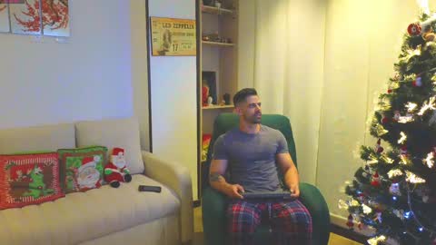 Snapshot of andrewfame chatting on December 21, 11:45 pm Andrew online show from December 21, 11:45 pm