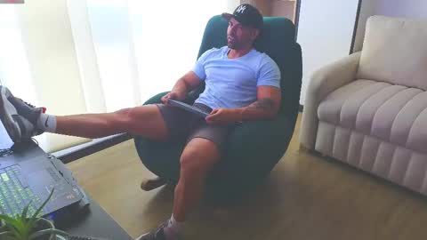 Snapshot of andrewfame chatting on February 22, 8:53 pm Andrew online show from February 22, 8:53 pm