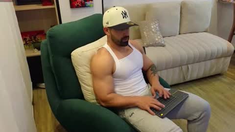 Snapshot of andrewfame chatting on October 23, 2:22 am Andrew online show from October 23, 2:22 am