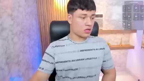 Snapshot of andrewpeach chatting on September 8, 8:19 pm Andrew online show from September 8, 8:19 pm