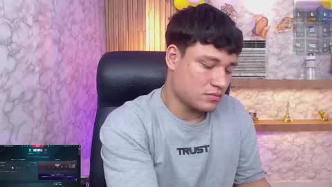 Snapshot of andrewpeach chatting on October 1, 9:32 pm Andrew online show from October 1, 9:32 pm