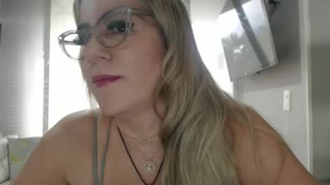 angelinna_12 online show from October 2, 9:11 pm