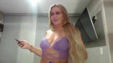 angelinna_12 online show from October 6, 4:10 am