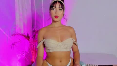 Snapshot of angelique_murphy chatting on November 4, 8:35 am Angelique Murphy online show from November 4, 8:35 am