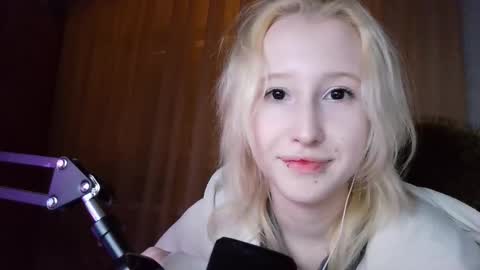 Snapshot of angelkortright chatting on December 18, 5:52 pm Marry online show from December 18, 5:52 pm