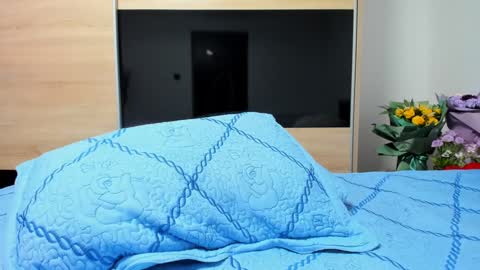 KrystyYo online show from March 11, 8:20 am