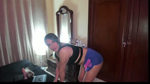 Snapshot of angellys_fit chatting on December 19, 12:02 am Angel online show from December 19, 12:02 am
