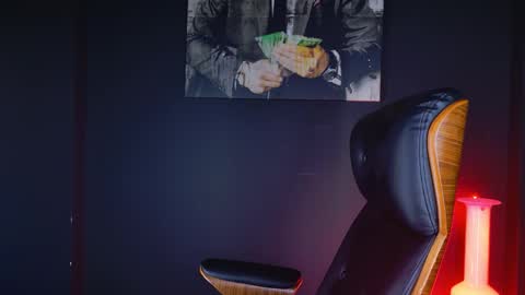 Snapshot of angeloeric chatting on December 9, 12:19 pm BlackWolf online show from December 9, 12:19 pm