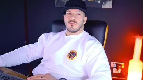 Snapshot of angeloeric chatting on January 17, 5:32 am BlackWolf online show from January 17, 5:32 am