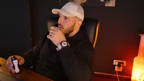 Snapshot of angeloeric chatting on December 5, 12:25 pm BlackWolf online show from December 5, 12:25 pm