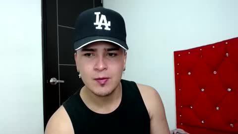 Snapshot of angels_0001 chatting on December 18, 5:00 pm angels_0001 online show from December 18, 5:00 pm