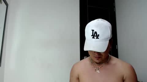 Snapshot of angels_0001 chatting on January 16, 4:39 pm angels_0001 online show from January 16, 4:39 pm