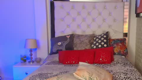 laura  online show from January 26, 11:18 pm