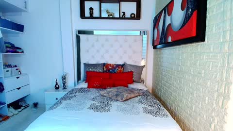 laura  online show from November 6, 7:26 pm