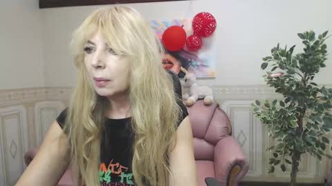 Snapshot of anna_ditrih chatting on February 19, 12:33 pm Anna Ditrih online show from February 19, 12:33 pm