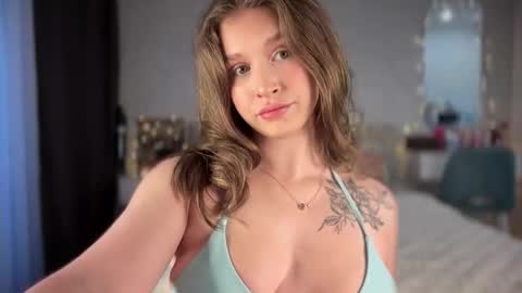 Snapshot of anna_morison chatting on December 16, 11:15 am Annet online show from December 16, 11:15 am