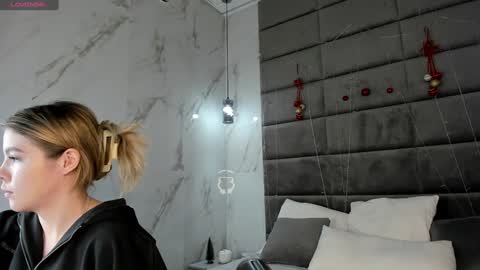 Snapshot of anna_robinson chatting on January 7, 1:06 am Anna online show from January 7, 1:06 am