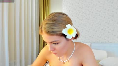 Snapshot of anna_robinson chatting on February 21, 8:29 am Anna online show from February 21, 8:29 am