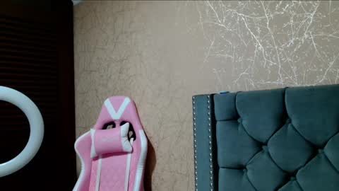 Snapshot of anne_julienne chatting on January 8, 11:30 pm online show from January 8, 11:30 pm