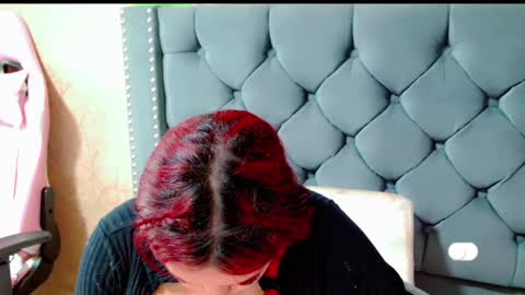 Snapshot of anne_julienne chatting on February 15, 2:47 am online show from February 15, 2:47 am