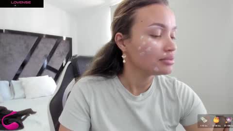 Snapshot of annieandstefan chatting on November 21, 3:22 pm Annie and Stefan online show from November 21, 3:22 pm