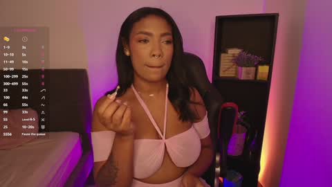 Snapshot of anniejasmin_ chatting on December 2, 9:56 am A N N I E online show from December 2, 9:56 am