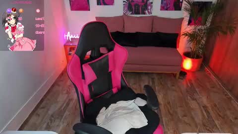 Snapshot of anniesweett01 chatting on February 18, 10:14 pm Annie FROM 8AM TO 4PM CDT online show from February 18, 10:14 pm