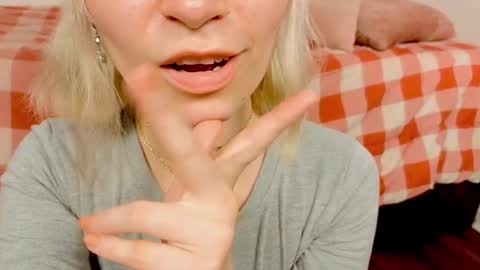 Snapshot of annietinky chatting on September 18, 2:35 am annietinky online show from September 18, 2:35 am