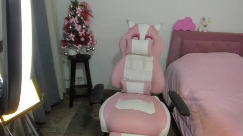 Snapshot of annubis_lia chatting on December 10, 7:05 am SOFIA INDEPENDENT MODEL online show from December 10, 7:05 am