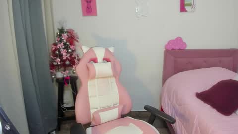 Snapshot of annubis_lia chatting on December 15, 5:13 am SOFIA INDEPENDENT MODEL online show from December 15, 5:13 am