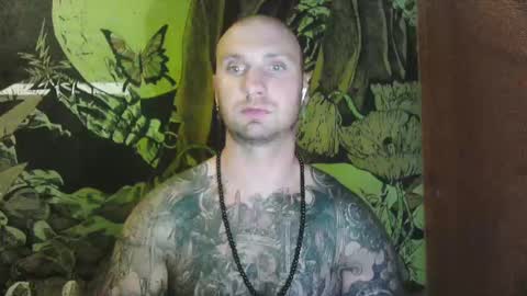 Snapshot of anotnio95 chatting on February 19, 12:25 am maicol online show from February 19, 12:25 am